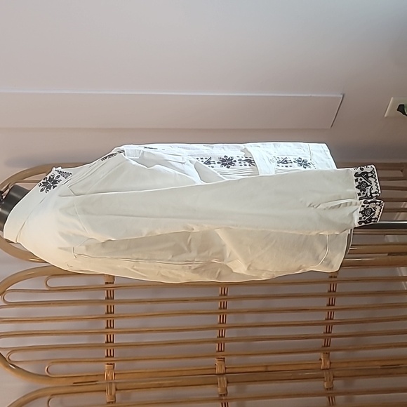 Shuudi brand Mexican linen men's vacation shirt white with navy blue embroidery - Picture 7 of 17